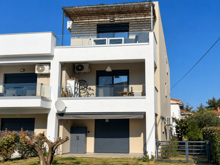 Σύγχρονη Μεζονέτα με Πέργκολα και Γκαζόν